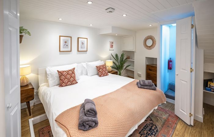 Bright & beautiful 4 bedroom house with sea views