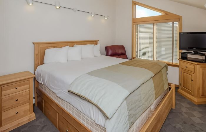 4 Bed + Loft, Gorgeous Kirkwood Condo