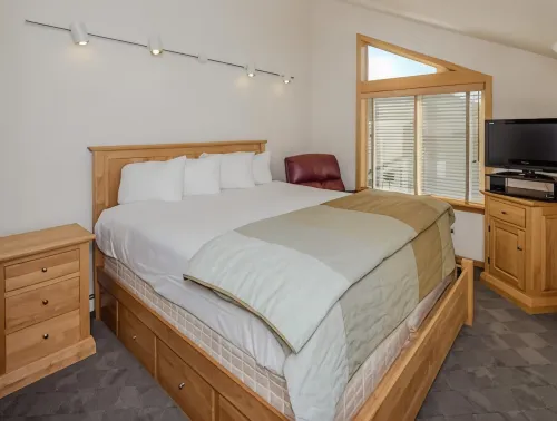 4 Bed + Loft, Gorgeous Kirkwood Condo