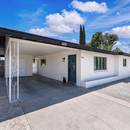 Stylish 3BR 2 Living Areas 10 Min to Airport