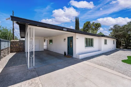 Stylish 3BR 2 Living Areas 10 Min to Airport