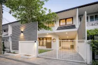 3BR Japanese Home | Garden | Pet-Friendly |Ekkamai - Villas