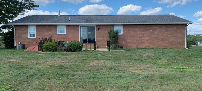 Charming 3-bedroom house with WiFi and AC in the heart of Walnut Creek. Hotels in Holmes County