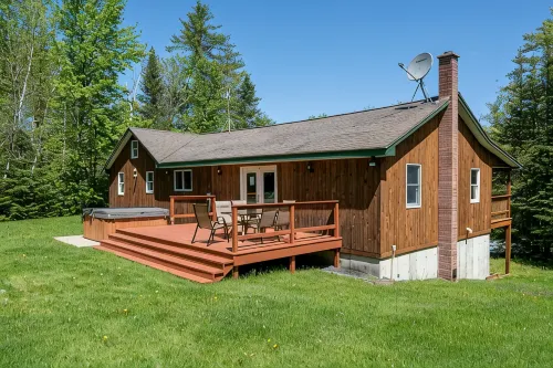 Cozy 3-bedroom cabin in charming Haverhill with Hot Tub, Play Area & Fire Pit - Hytter