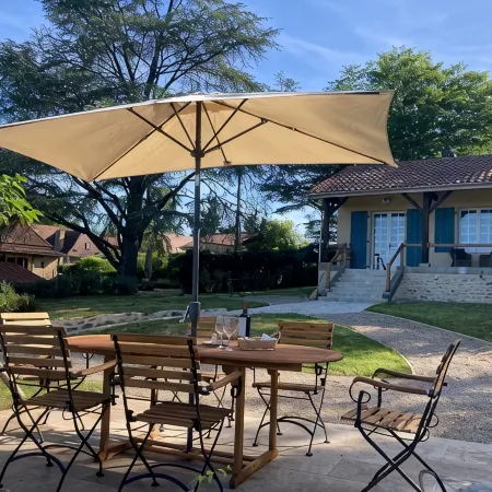 Beautiful house in the heart of the Périgord Noir 4 km from Le Bugue. Sleeps 4