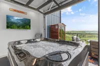Serenity Villa: Luxurious Retreat with Hot Tub, Rooftop Deck & Mountain View's - Villas