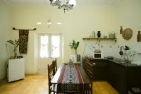 Indise Hamsa Putih 2BR House - parking