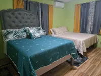 2 bedrooms, 1 bathroom, kitchen, WiFi, and AC in Greendale, Spanish Town. โรงแรมใน