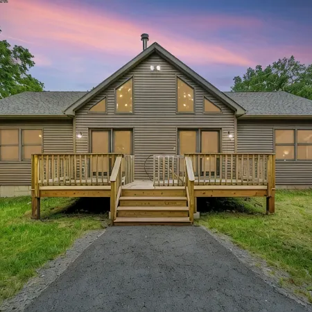 NEW 4-bedroom home, private, hot tub, fenced yard, pet friendly