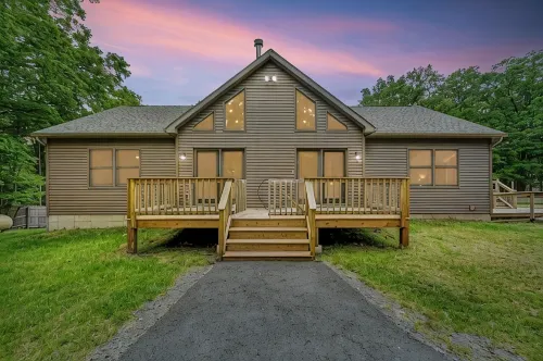 NEW 4-bedroom home, private, hot tub, fenced yard, pet friendly - 부티크