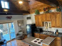 2-bedroom with a loft . Only a block away from the ATV/hiking trails !!! - 3つ星