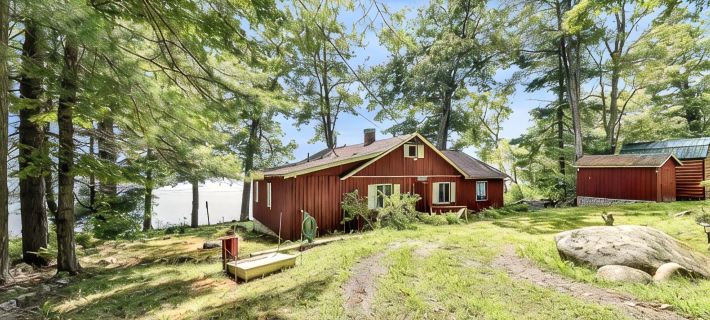 Classic Maine 3-bedroom steps from Great Pond, newly decorated, work or play! Ξενοδοχεία στην πόλη Kennebec County