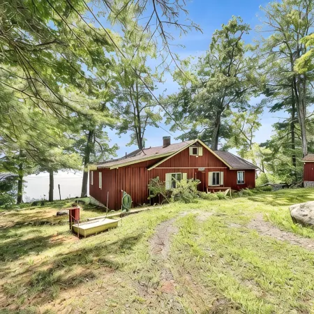 Classic Maine 3-bedroom steps from Great Pond, newly decorated, work or play!