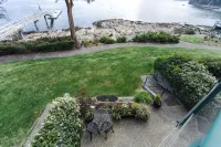 Beach Bliss Oceanfront King Studio! Balcony, Stunning View, Pool, Dock & Hot Tub - Beach