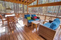 3-bedroom cabin in welcoming Pinetop-Lakeside with Hot tub, AC, WiFi - 民宿