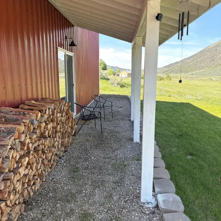 Charming 3-bedroom barn with AC, WiFi in delightful Lava Hot Springs