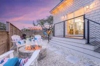 17 Palms Beach House with heated private pool and Tiki hut bar