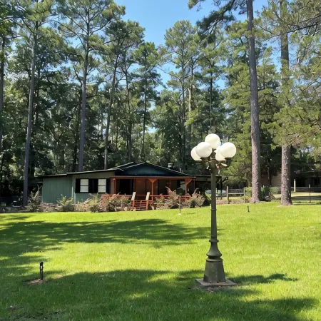 Toledo Bend Lake Record Lodge - waterfront, private boat dock and Pet-friendly!
