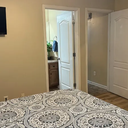Charming 2bedroom, 2FULL bathroom house with AC and WiFi 10 minutes from Walmart