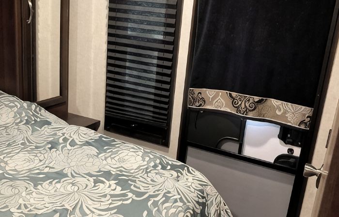 Nice camper in Old Town with fresh water springs all around. WIFI, AC and heat.