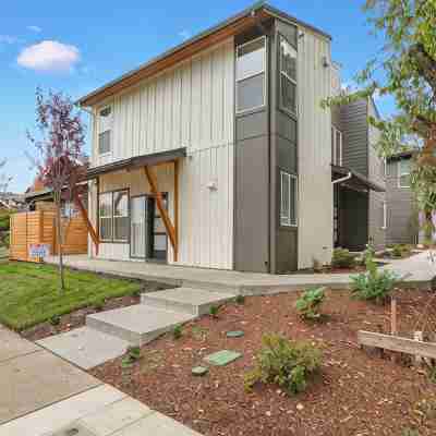 New 2 Bd Luxury Townhouse- King Bed, Downtown, near Hospital, Close to Wineries Hotel Exterior