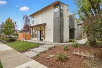 New 2 Bd Luxury Townhouse- King Bed, Downtown, near Hospital, Close to Wineries - 4-Star