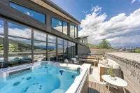 Eagle’s Perch - Top Floor 3 Br Luxury Residence