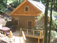 Private Getaway-17 miles to Asheville,  Hot Tub & Fireplace, Pet Friendly - 샬레 호텔