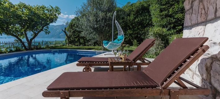 Beach front Holiday Home Villa Radanovic with Pool and Kotor Bay Sea View Hotels in Dobrota