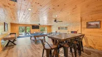 4 Loves Lodge - Main Home Sleeps 22, 5 BR, 5 1/2 BA, Pet Friendly - Hytter