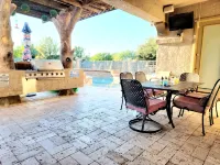 Beautiful 5 bedroom home with an Amazing * HEATED POOL! - Homestays