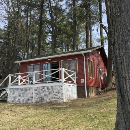 Cozy Private Lake Cottage Minutes to Lake George & Saratoga Springs Pet Friendly