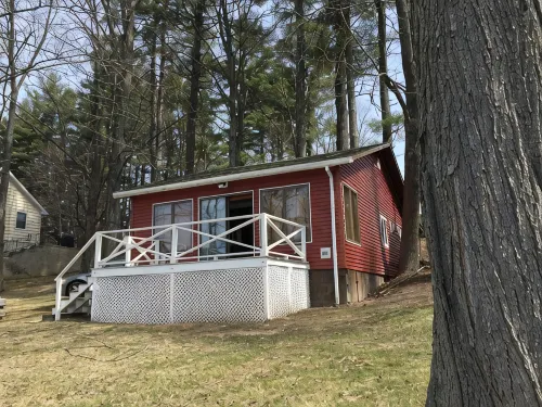 Cozy Private Lake Cottage Minutes to Lake George & Saratoga Springs Pet Friendly