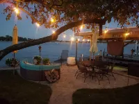 Waterfront 3-bedroom Lake Cottage on Tecumseh Island at Indian Lake! Hotels in Stokes Township