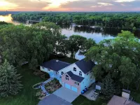 Manor on the River,  5,000 SQFT, Hot Tub & Kayaks Hotels in Champlin