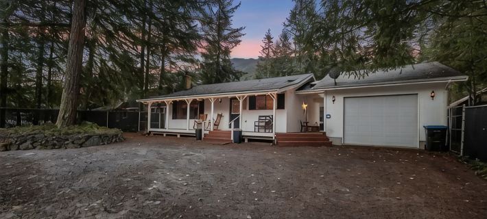Cozy Mountain house /fenced /ev /flex space /wifi / Hot tub /fireplace / Lake!!! ルイスのホテル