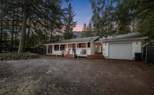 Cozy Mountain house /fenced /ev /flex space /wifi / Hot tub /fireplace / Lake!!! - 3-Star