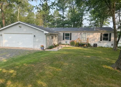 Spacious cabin right on the lake, perfect for your next family vacation!