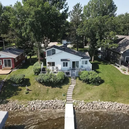 Stylish 4-bedroom cabin with AC, WiFi & boat rental available!