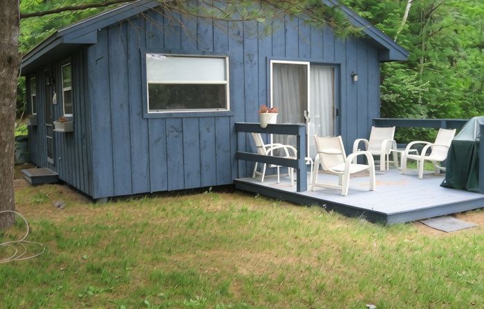 Riverside cottage on the water - private and pet friendly!