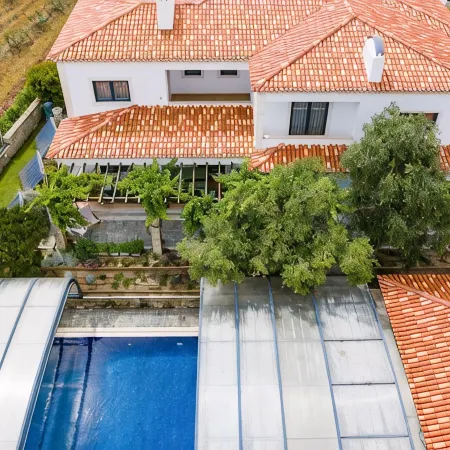 Entire villa with swimming pool and padel court, near the beach. 14 people.