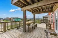 King Size Bed! Freeport Surfside Beach Bungalow Ocean & BayViews,Steps from Ocea