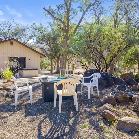 MOUNTAIN TOP WITH 4 ACRES AND SPECTACULAR VIEWS WITH HOT TUB