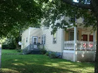 Downtown townhouse 3.5 blocks to the beach! - Kitchens