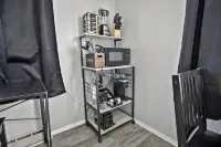 Spacious Studio Apt/Sleeps 2/Extendedstays/Work or Vacation/Free Wifi & Parking - 3성급