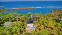 Happiness Bay: Saint George Island Waterfront Luxury - Homestays