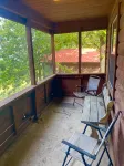 Cozy Cabin, Jacuzzi Tub, Kitchenette, Screened in Porch, Mountain Views. - Alphydda