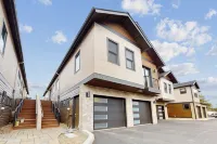 Modernist Mountain View Retreat in Old Mill!! Hot Tub!!!  Pool Table!!! - Gym