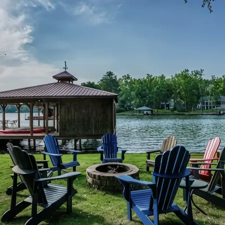 NEW OWNERS: Family Lakefront Retreat: huge dock/kayak/fish/fire pit/amenities