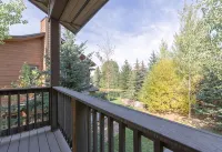 Modern Victor Town Home with Hot Tub and AC